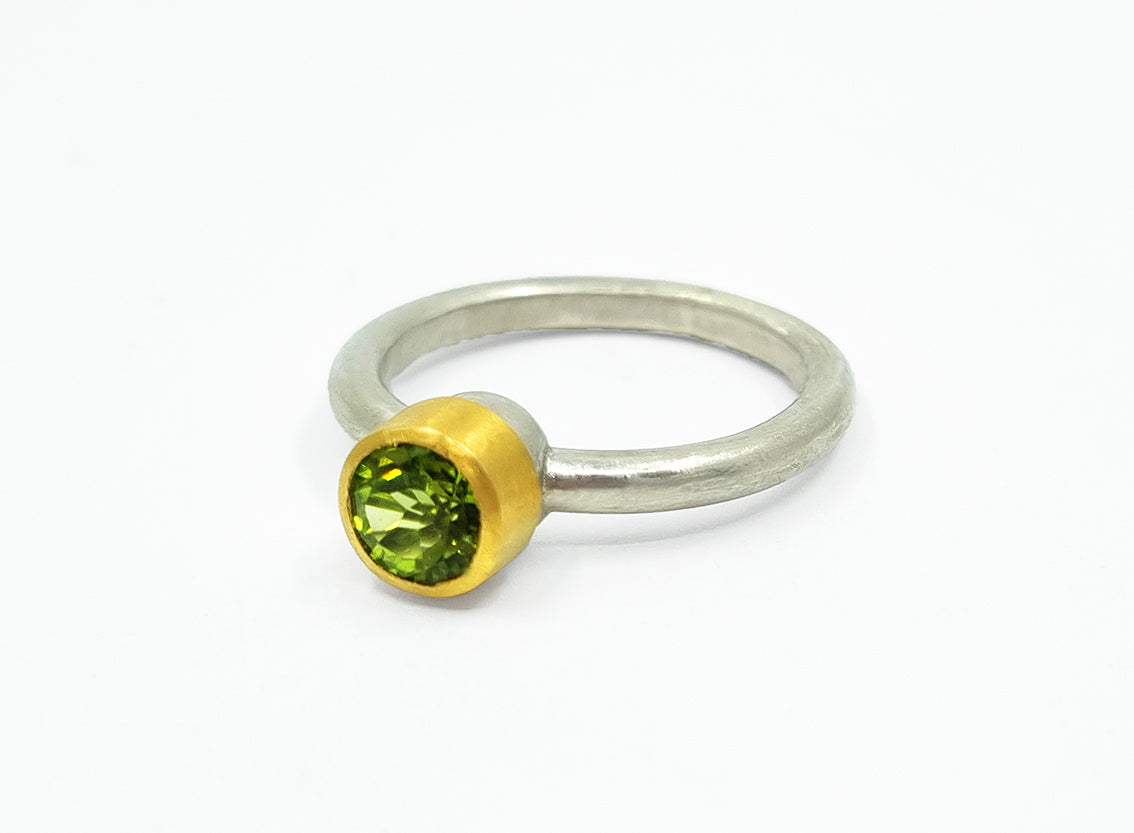 Peridot Ring aus Gold und Silber