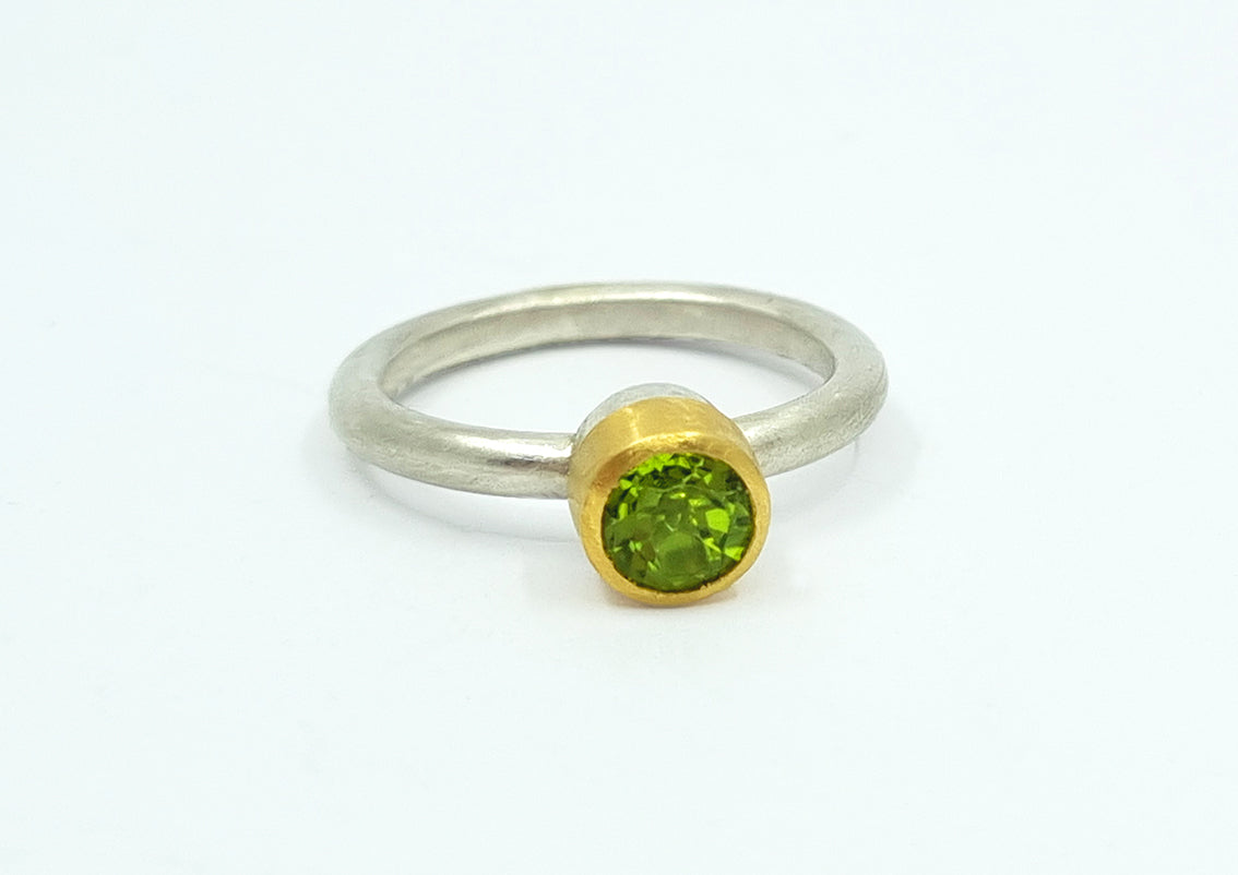 Peridot Ring aus Gold und Silber