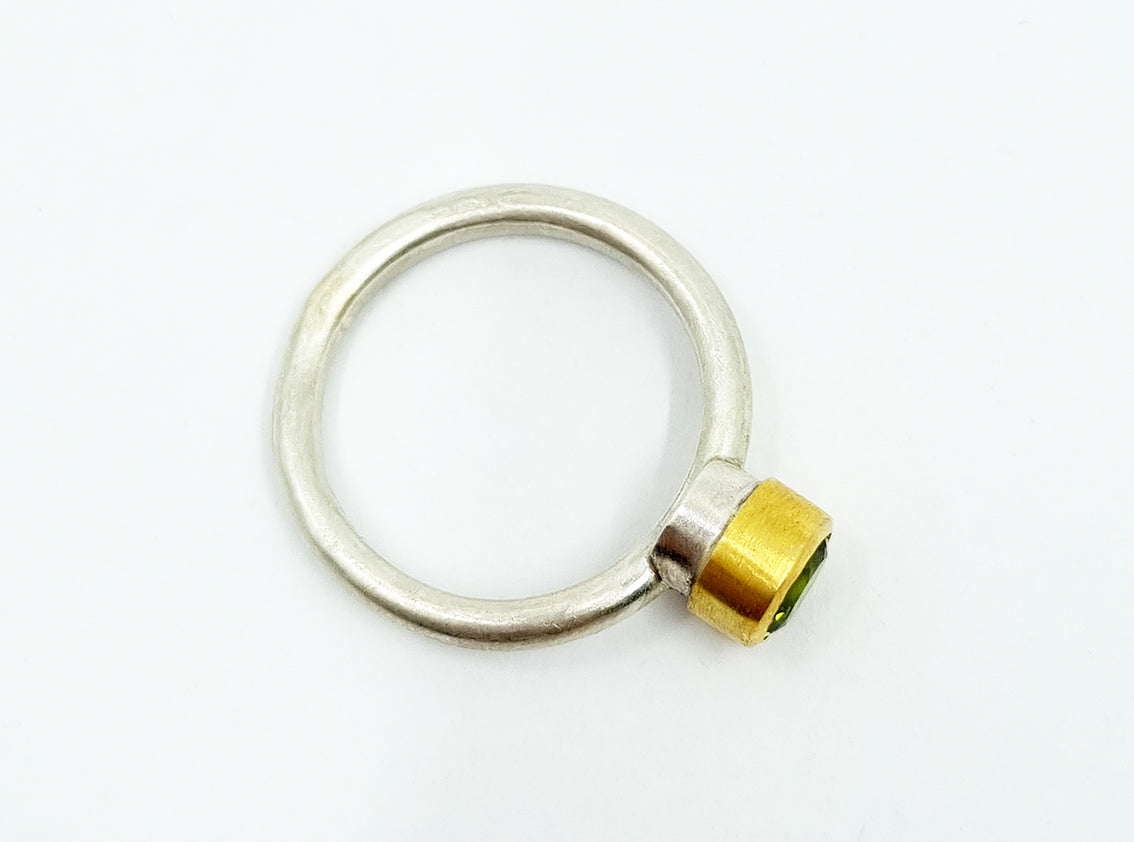 Peridot Ring aus Gold und Silber