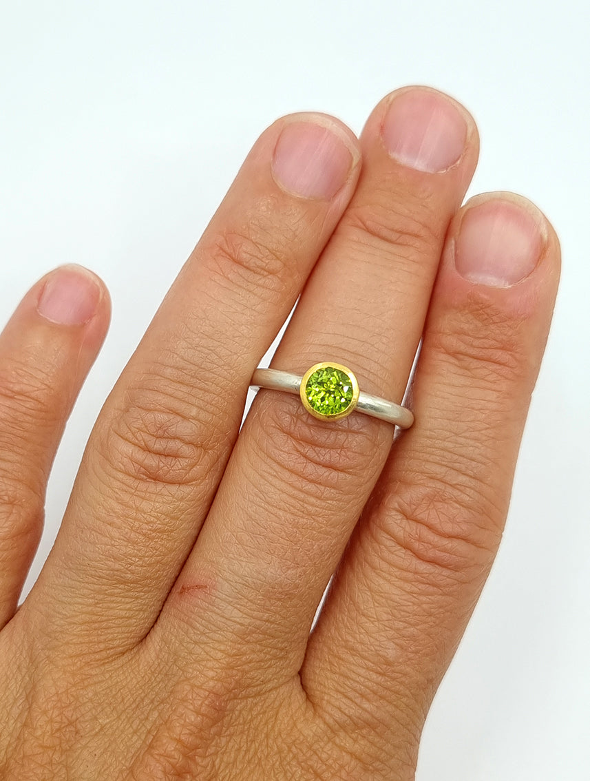 Peridot Ring aus Gold und Silber