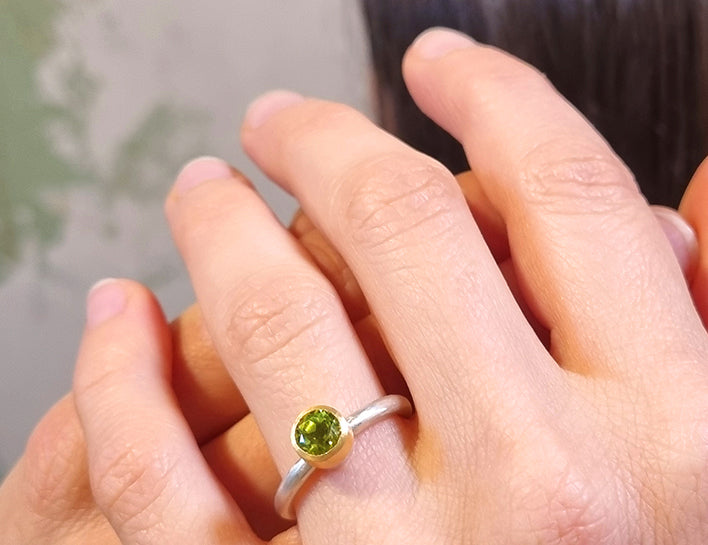 Peridot Ring aus Gold und Silber