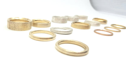 Musterringe in Gold und Silber