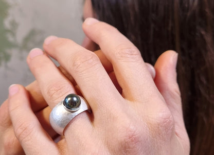 Silver ring with shimmering Tahitian pearl – a statement from the South Seas