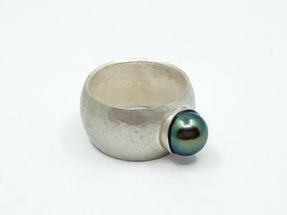 Silver ring with shimmering Tahitian pearl – a statement from the South Seas