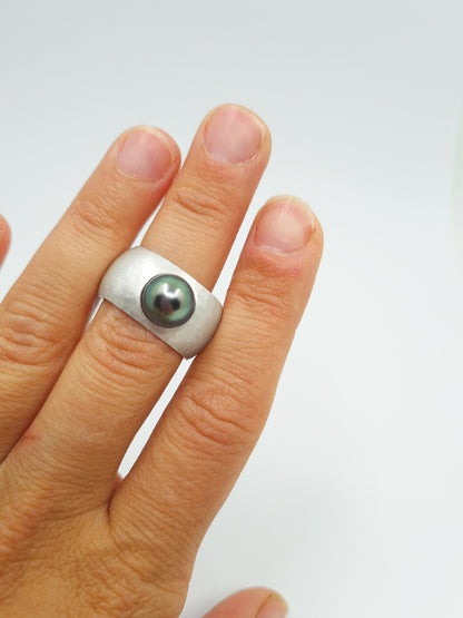 Silver ring with shimmering Tahitian pearl – a statement from the South Seas