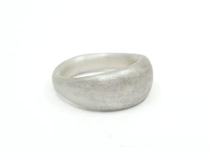 Supple statement cast ring made of silver – handmade unique piece in various sizes