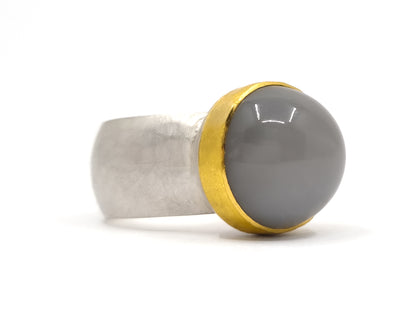 grauer Mondsteinring aus Gold und Silber