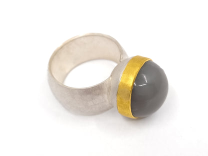 grauer Mondsteinring aus Gold und Silber