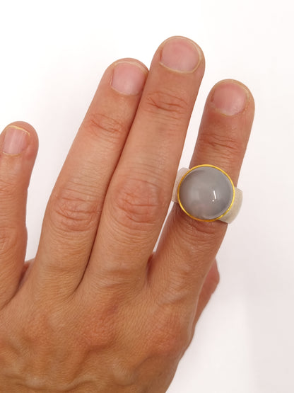 grauer Mondsteinring aus Gold und Silber