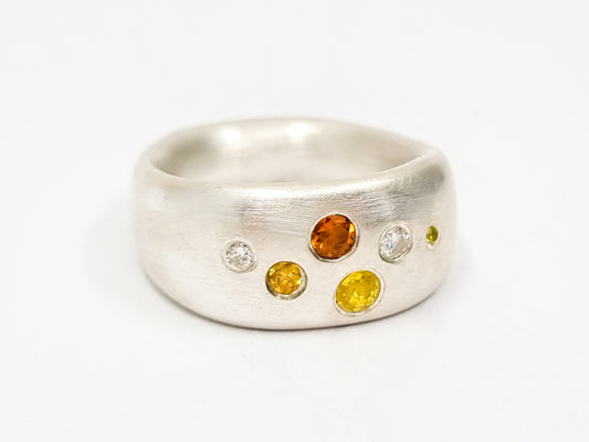 Handgemachter Silberring „Blumenbeet“ mit Citrinen, Saphiren und Brillanten, Einzelstück aus Berliner Atelier.