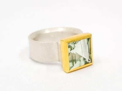 Silberring mit quadratischem hellgrünem Prehnit (10x10 mm) in 900er Goldfassung, handgefertigt in Berlin, offene Ringschiene, Größe 57.