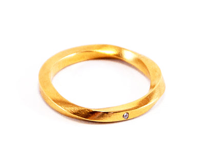 Unendlichkeitsring mit eingeriebenen Diamant
