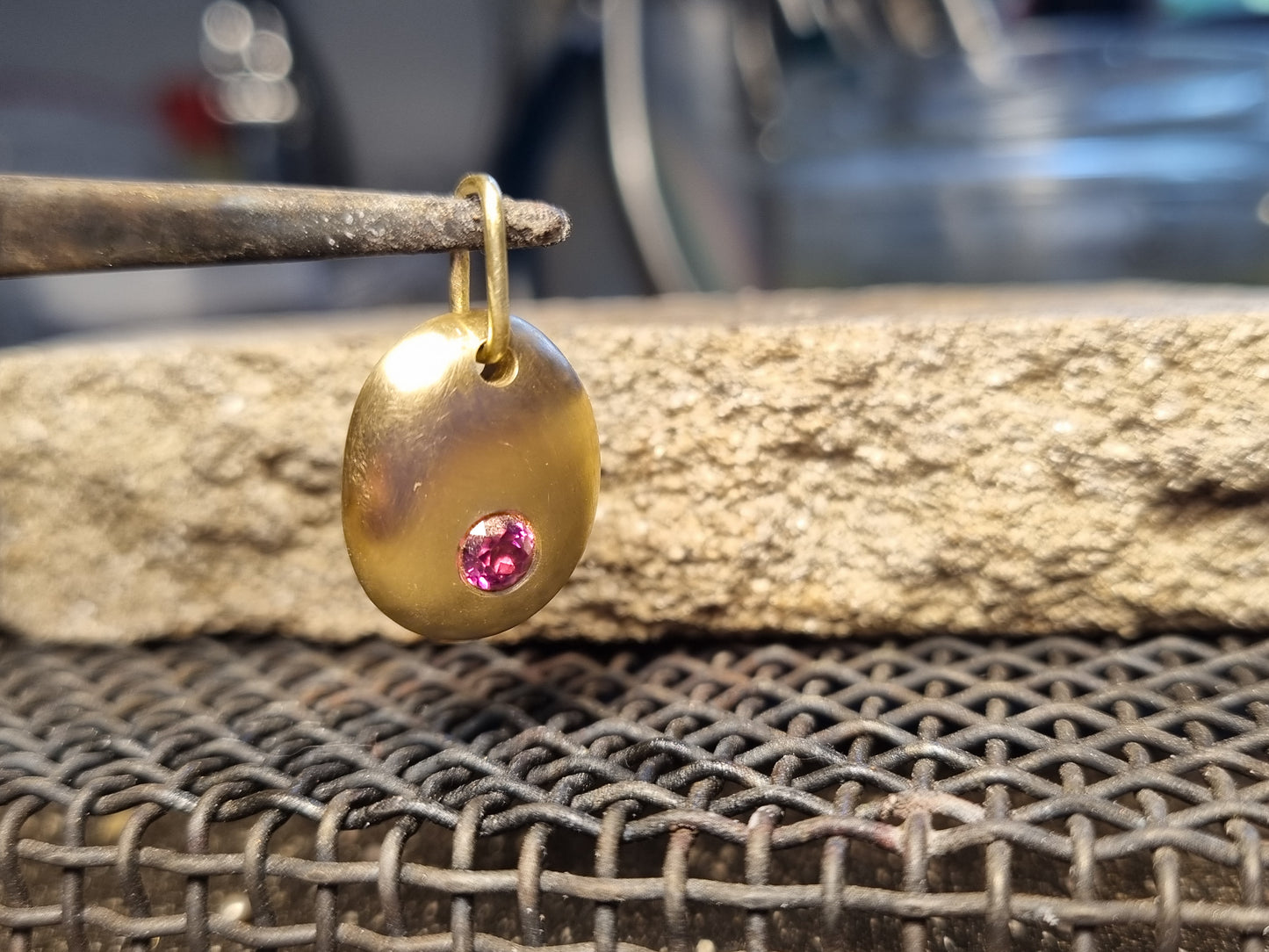 Eheringe der Großeltern umgearbeitet mit eingeriebenen rosa Turmalin