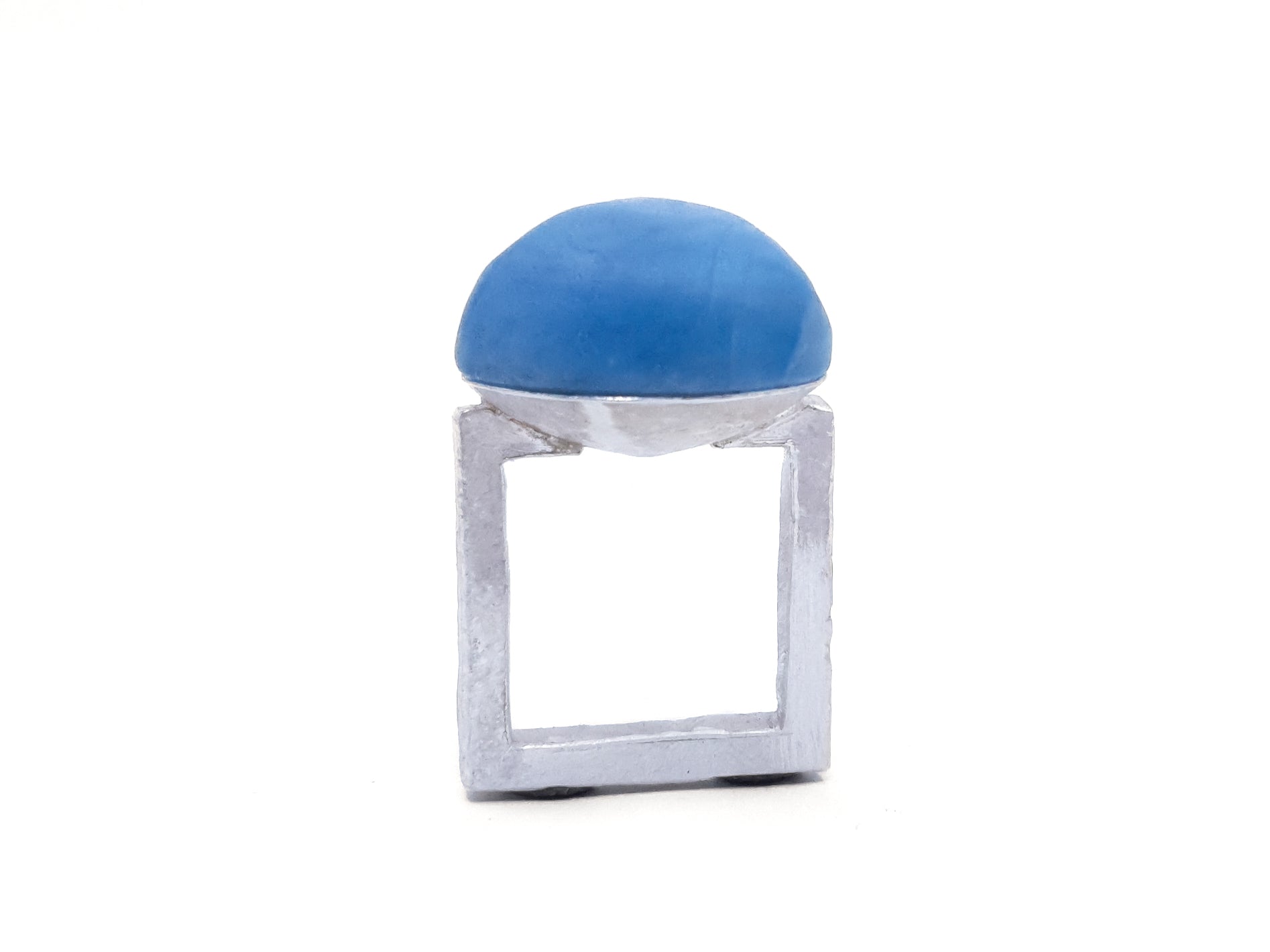 aus Gußplatte gesägter Ring mit halb rohem Aquamarin Cabochon