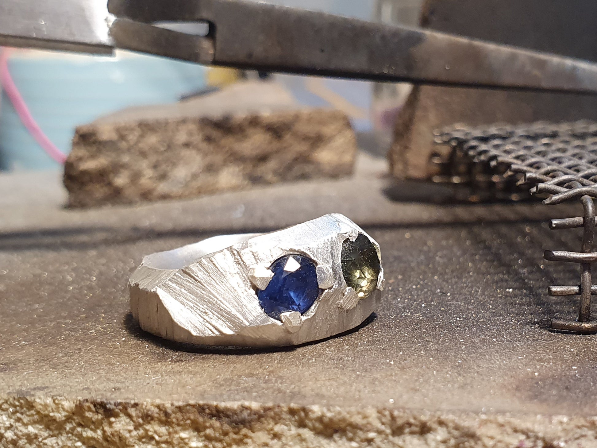 Silber Gußring mit Saphir und Turmalin
