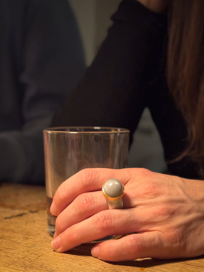 grauer Mondsteinring aus Gold und Silber