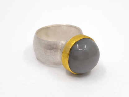 Mondsteinring aus 925er Silber und 900er Gold, mit rundem, opalisierendem Mondstein, handgefertigt in Berlin